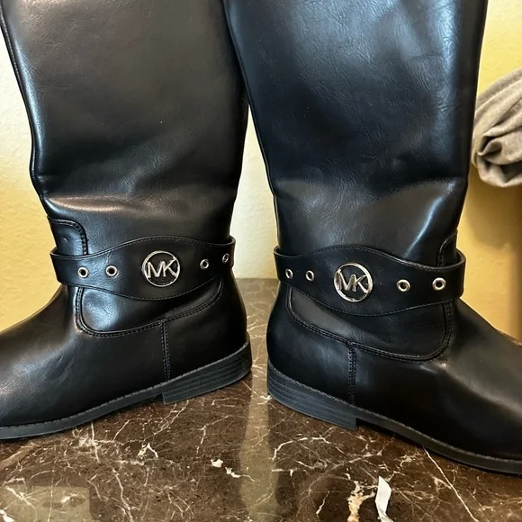 Micheal Kors leather winter boots - Picture 3 of 9